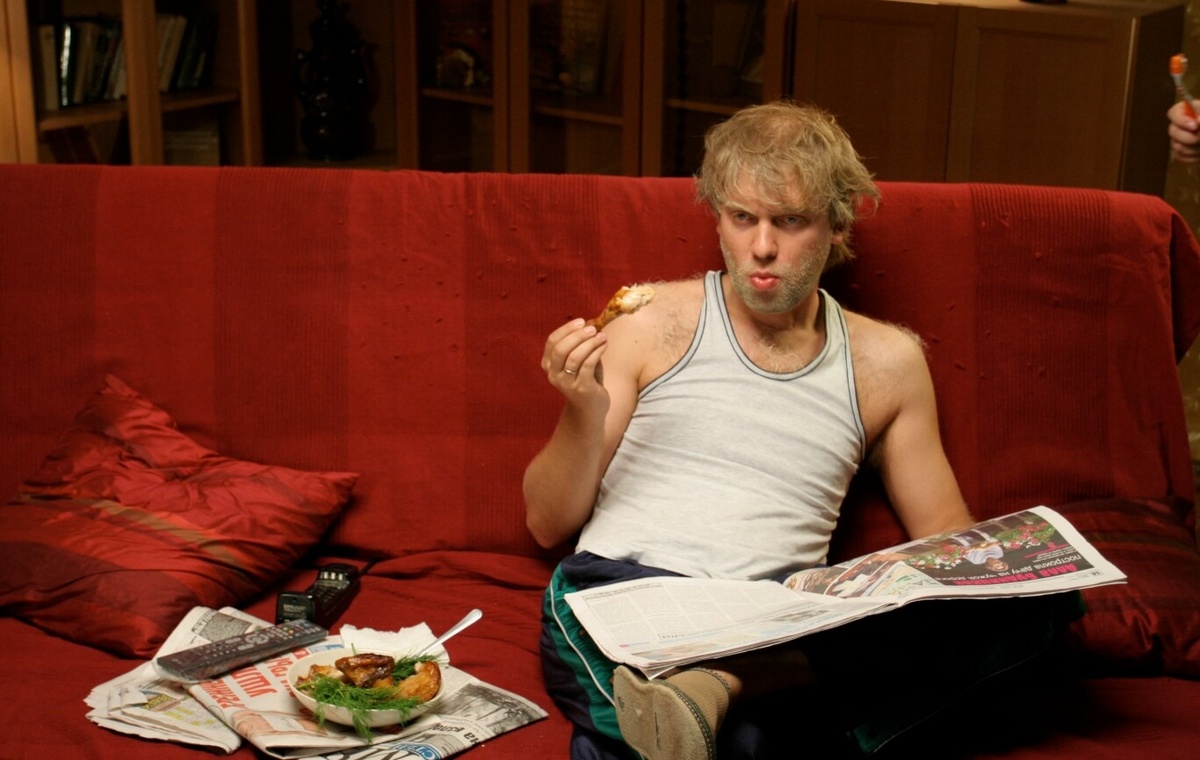    Смотреть сериалы все выходные, оказывается, не так уж и плохо. Кадр из шоу «Наша Russia»