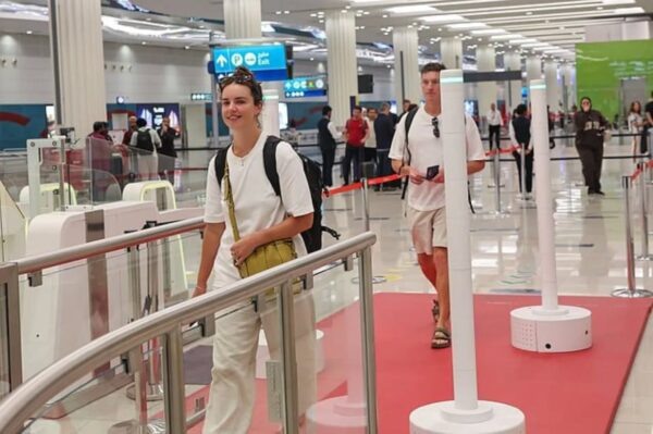 Вот она, эта красная ковровая дорожка. И по ней могут пройти пассажиры всех гражданств