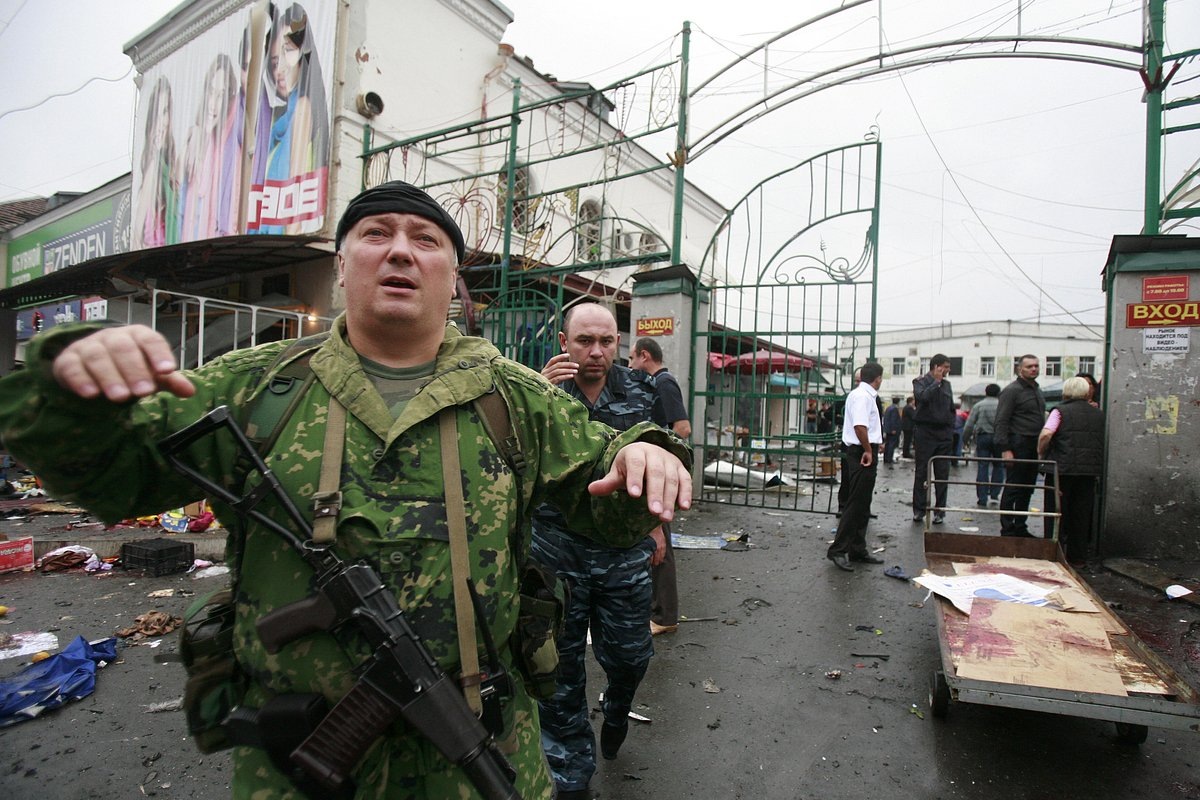 Обстановка у рынка Владикавказа после теракта 9 сентября 2010 года Фото: Kazbeg Basayev / Reuters