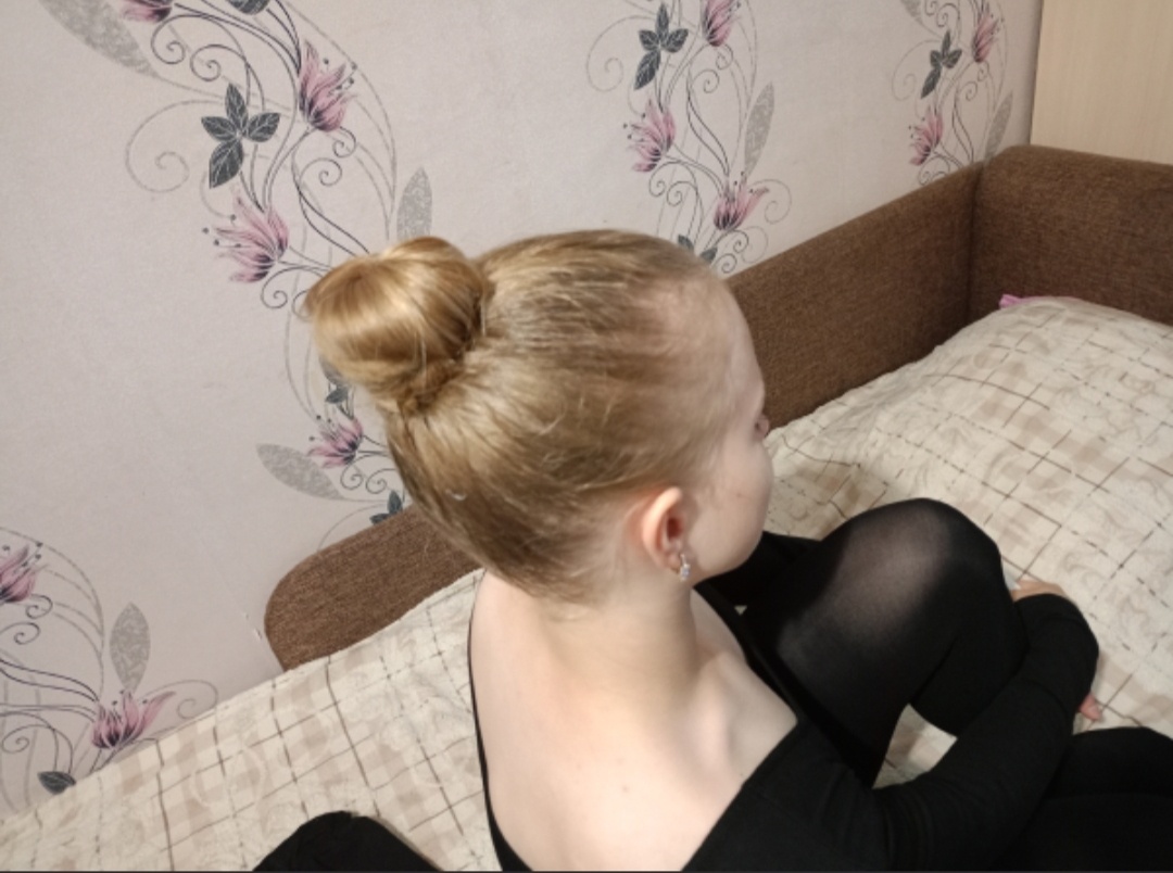 Фото из архива. Этот пучок я ей сделала перед вступительными экзаменами в прошлый колледж, где она 10 баллов до проходного не набрала. 