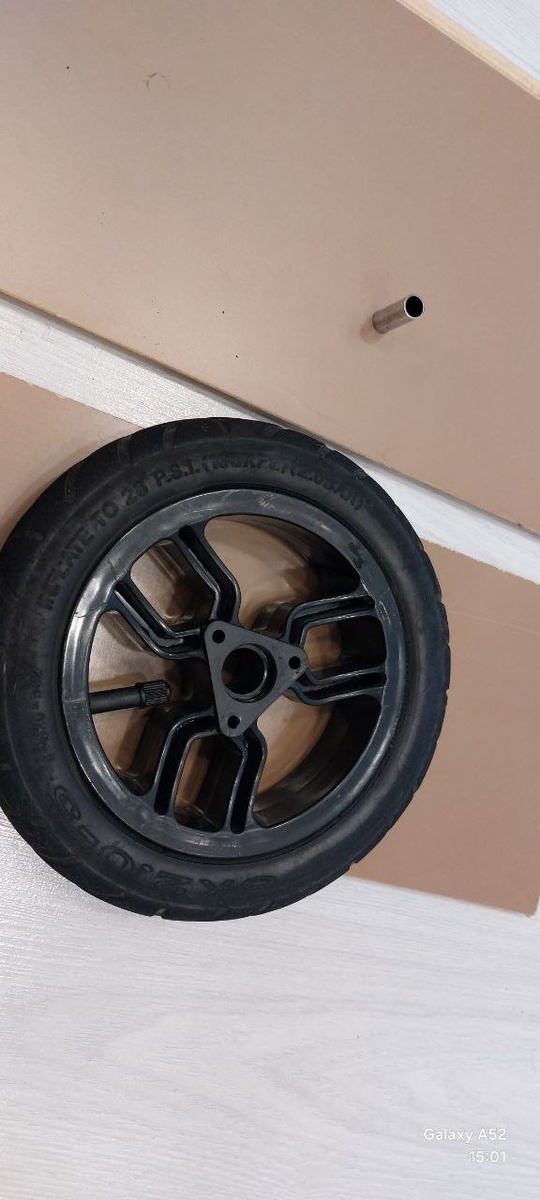 Снимаем переднее колесо, вышибаем старые подшипники