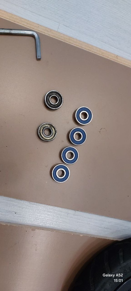 вот он новенький комплект (4 шт) подшипников, рядом два старых ( в них шум и и работа рывками, в общем под замену.