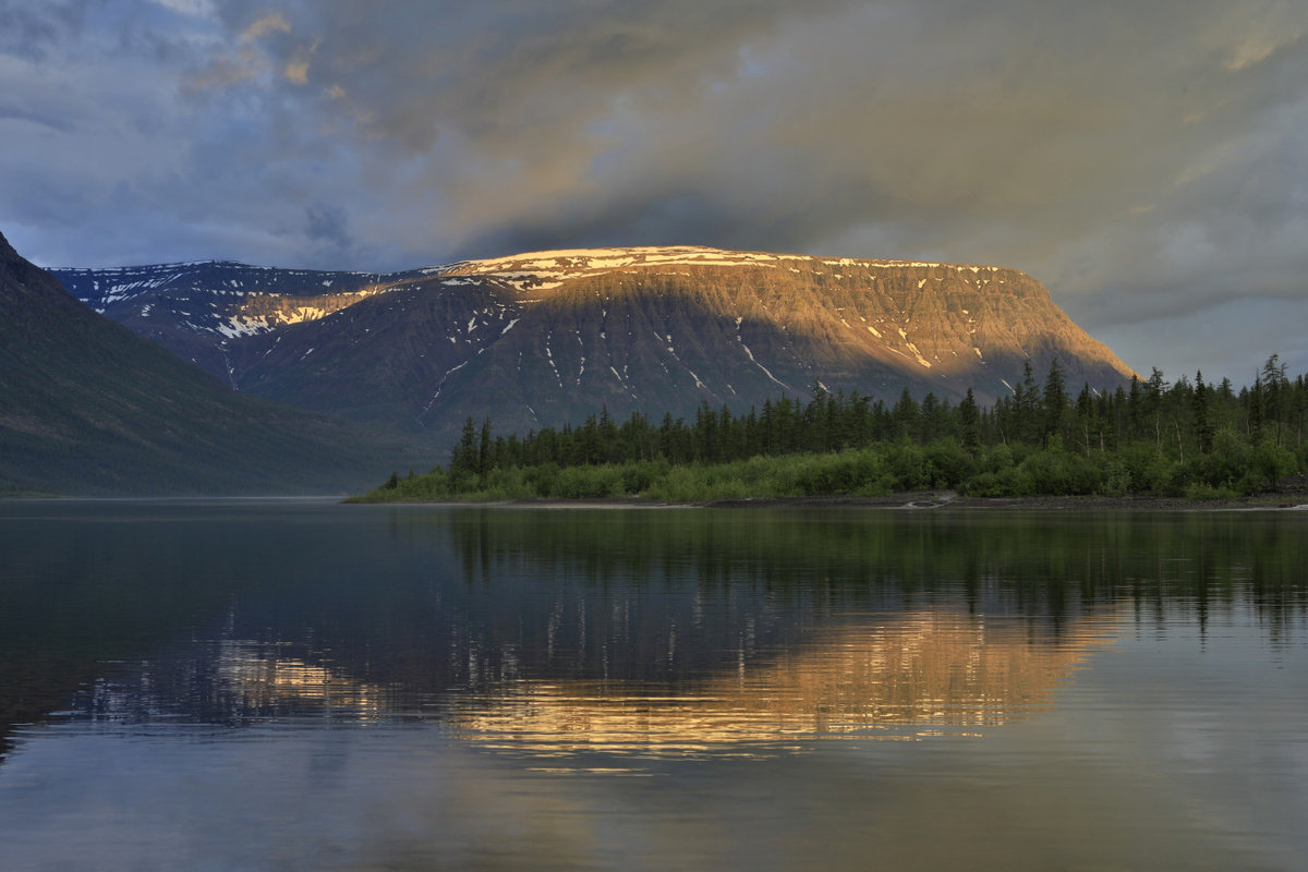 Все озёра на плато Путорана красивы, но каждое интересно по-своему. Озеро Собачье. Фото: Владимир Горбатовский
