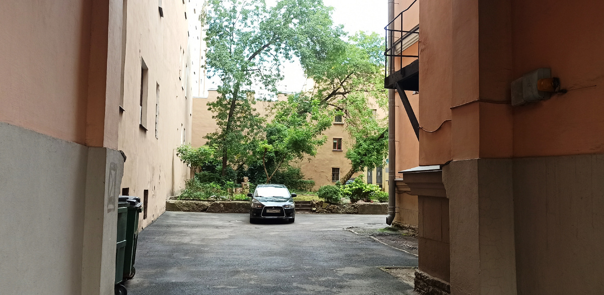 Один из дворов Васильевского острова