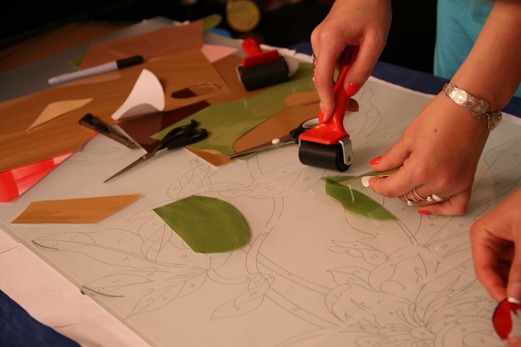 Процесс наклейки кусочков плёнки на стекло