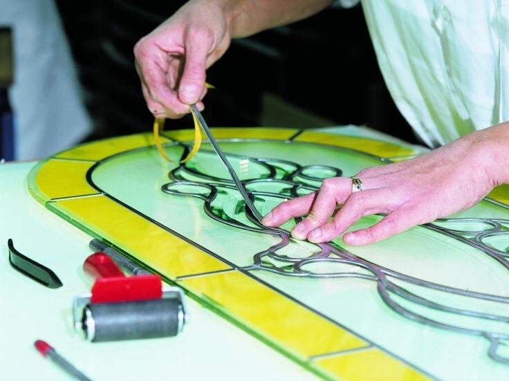 Процесс наклейки протяжки, имитирующей витражный шов.