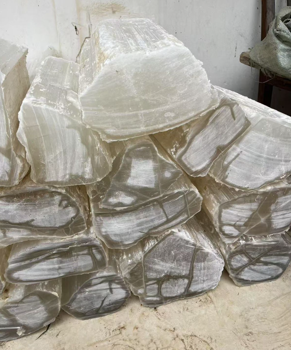 Так выглядят необработанные куски природного минерала 
