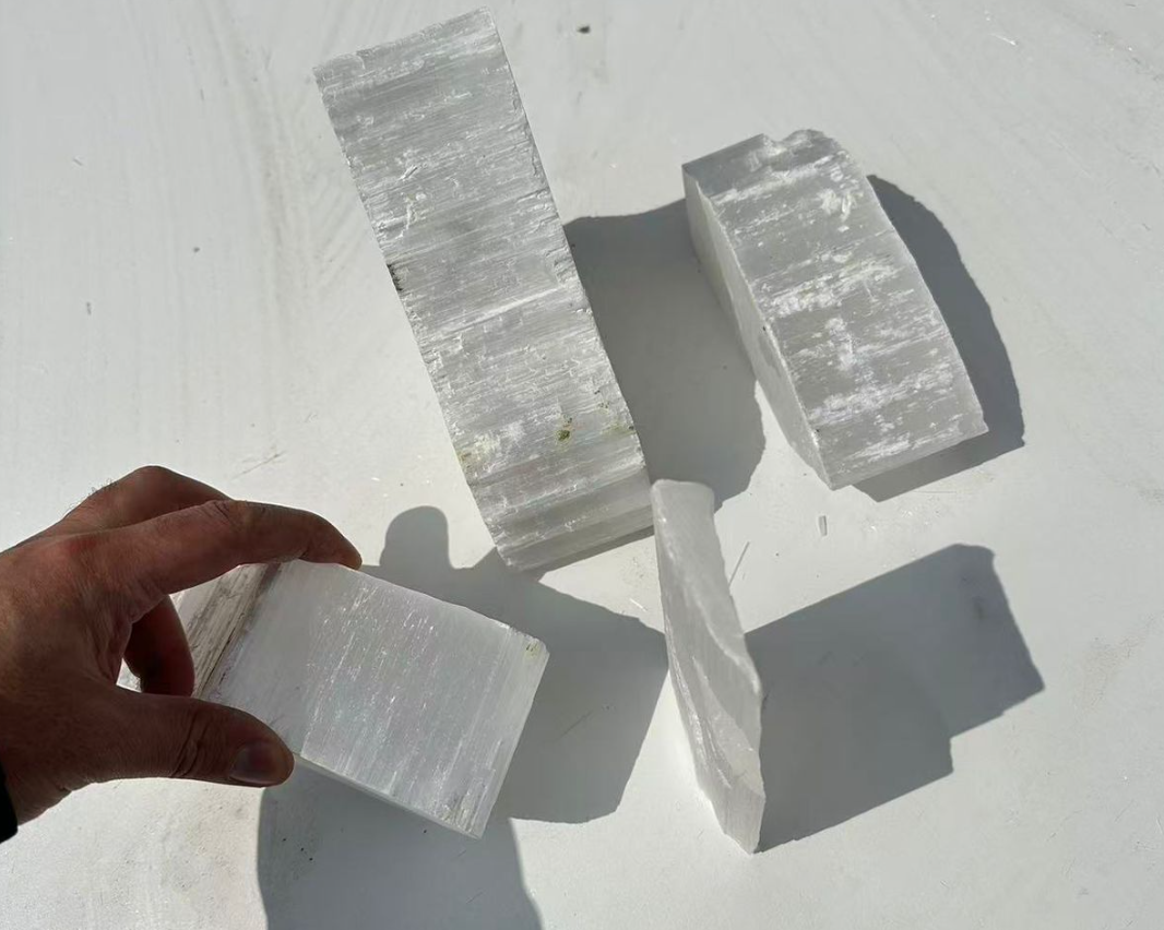 После того, как эти куски побывают в руках каменщика, из них получится уникальная люстра