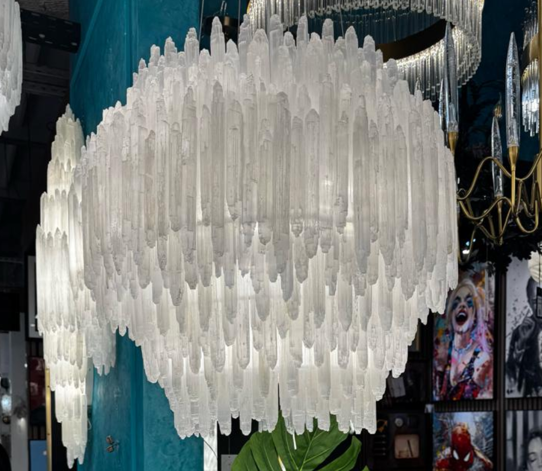 Самая большая люстра с 6 рядами подвесок рассчитана на площадь освещения порядка 30 кв. метров (диаметр 80 см, высота 63 см, вес 142 кг, 18 ламп с цоколем Е14, цена 549,9 тыс. рублей)