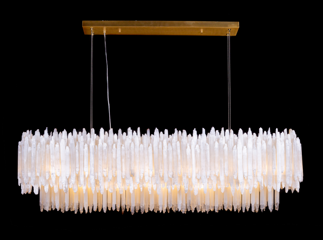 Прямоугольная люстра на 19 ламп имеет размеры 140х20 см, высоту 40 см, весит 110 кг и стоит 499,1 тыс.рублей. Подойдет в качестве локального освещения — например, обеденной зоны, кухонного острова