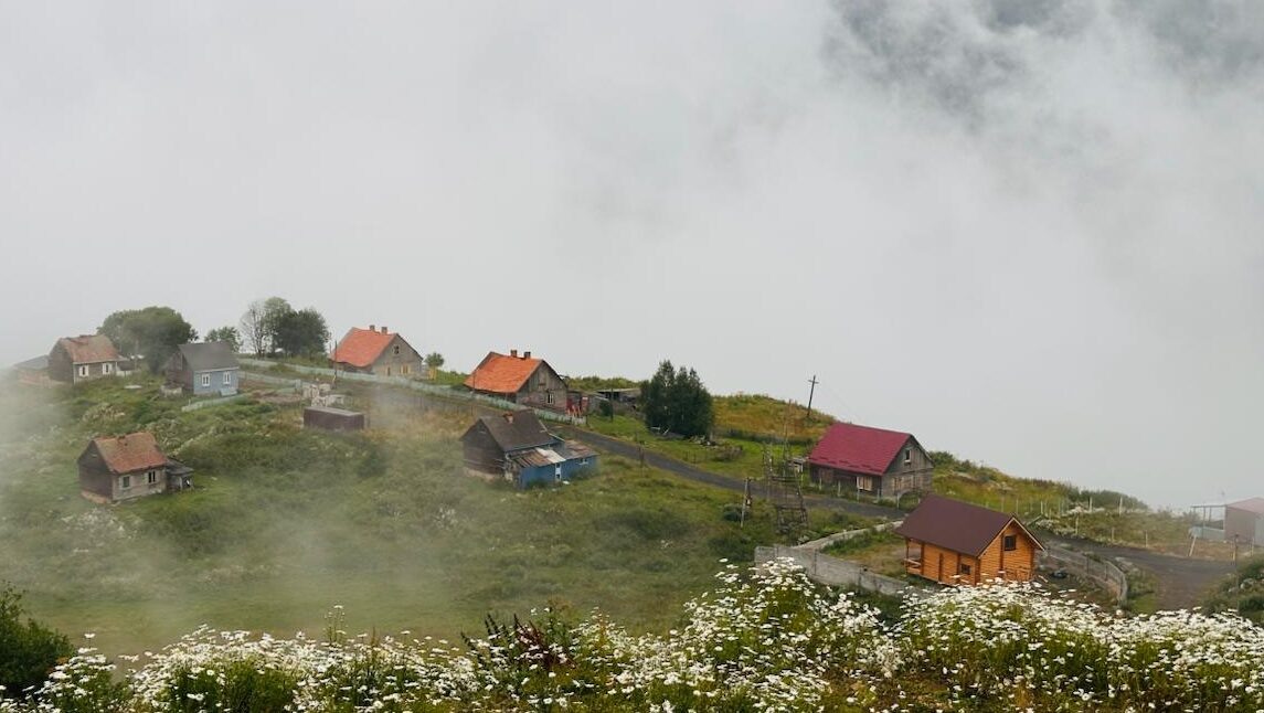    В горах вы сможете подняться над облаками. Фото: Виктория Савицкая