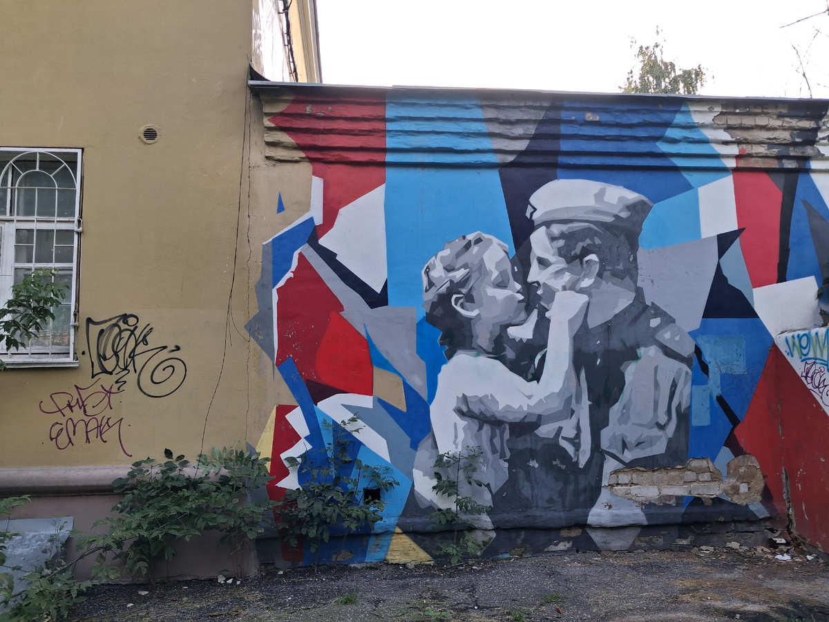 Один и тот же дом. Слева - граффити, справа - стрит-арт. Разницу видите сами. Фото автора.