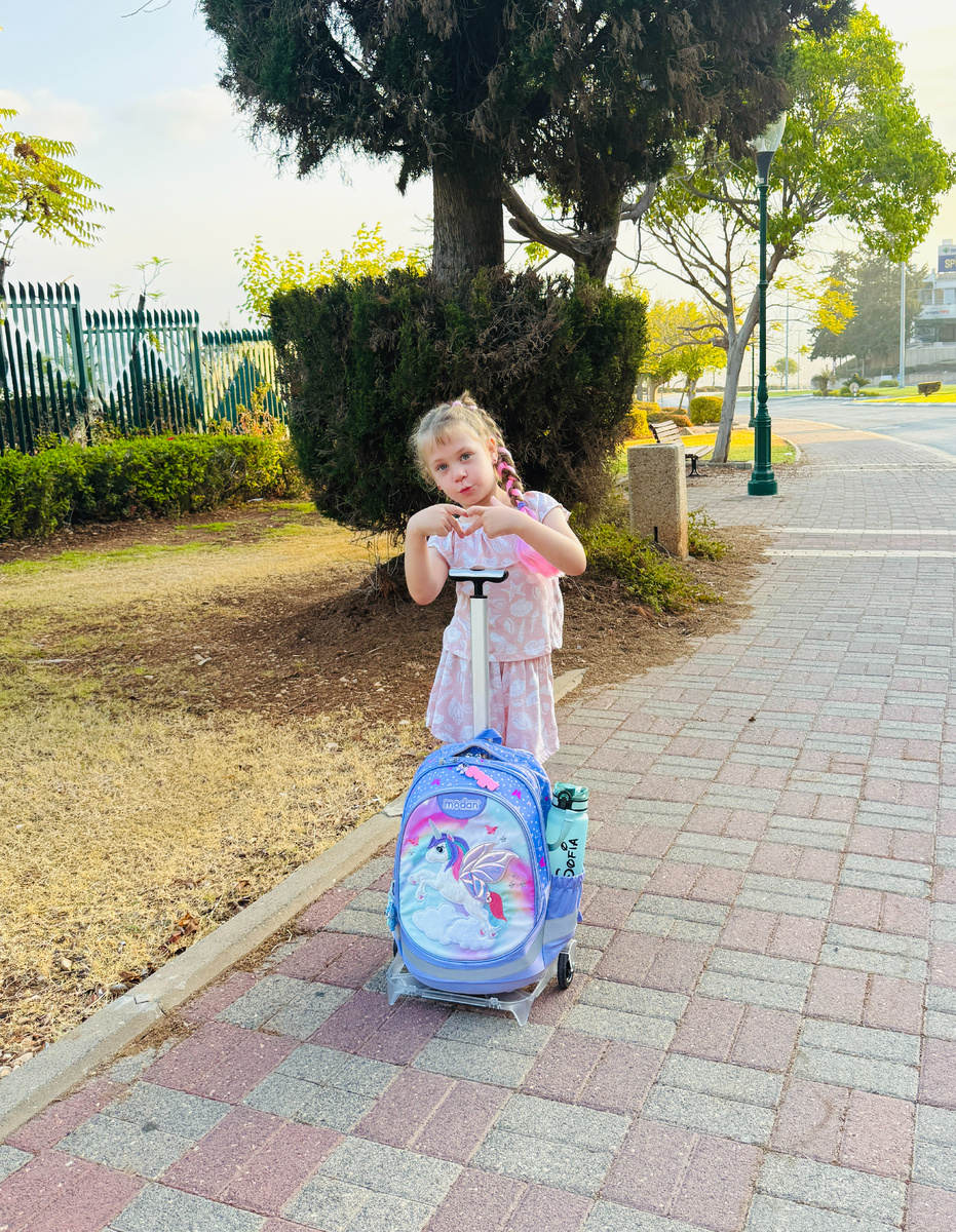 Соня везет портфель в школую Фото сделано в прошлую пятницу (футболку с логотипом можно не надевать, по пятницам стиль одежды свободный)