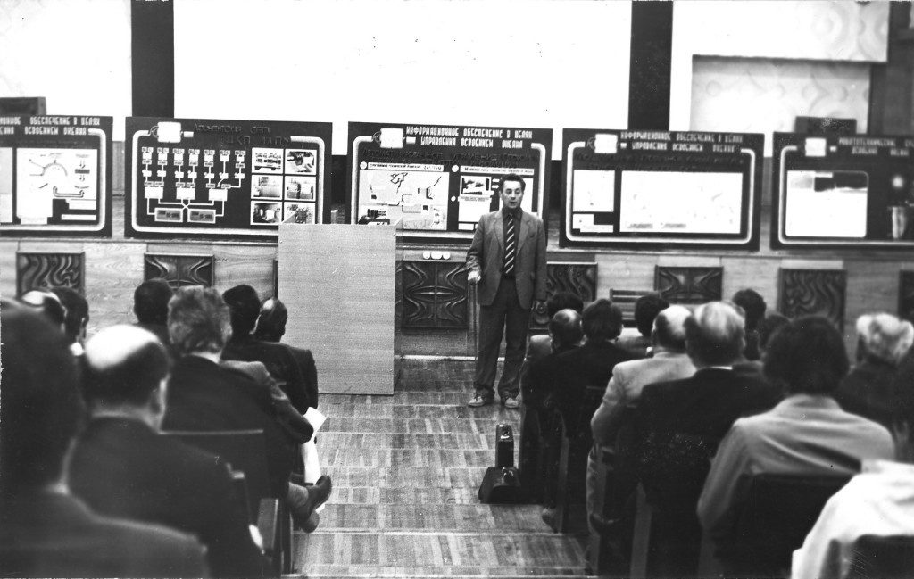 На заседании ученого совета ИАПУ ДВНЦ АН СССР выступает директор института В.Л. Перчук