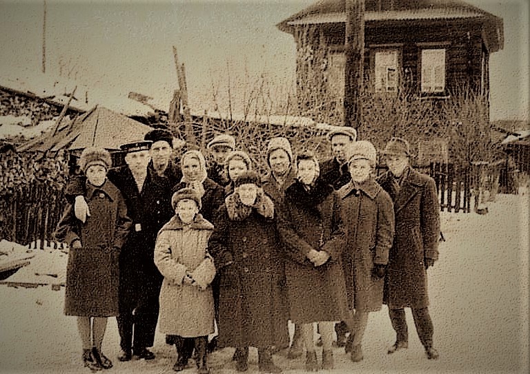 Семья Медведевых (Медведева Алевтина Анатольевна, Медведев Сергей Анатольевич, Медведев Анатолий Александрович, Медведева Александра Степановна, Шилов Анатолий Георгиевич, Медведева Светлана Викторовна, Медведев Александр Викторович, Медведева Зинаида Агафангеловна, Медведева Зинаида Павловна, Санникова Нина Алексеевна, Медведев Виктор Александрович) с друзьями, родными и соседями во дворе дома на 25 Октября. Примерно середина 60-ых годов