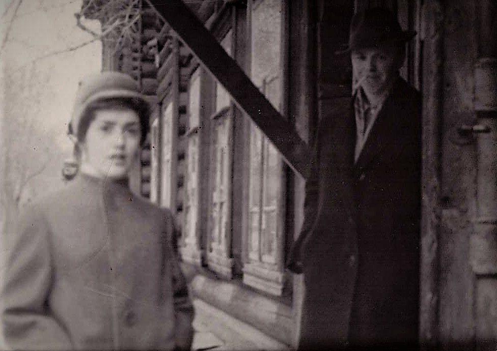 Мама, Шилова (Медведева) Алевтина Анатольевна, у крыльца дома № 68 по улице 25 Октября города Перми. Примерно 60-ые годы.