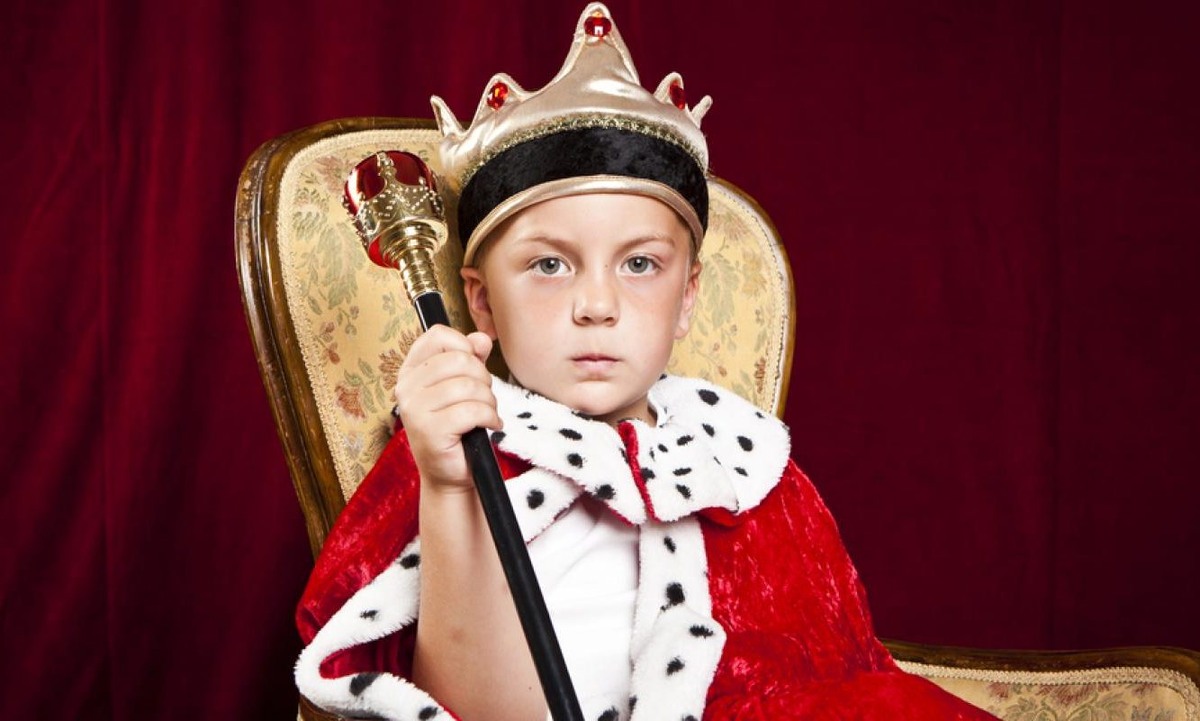 Источник фотографии: https://pravobraz.ru/wp-content/uploads/2018/08/little-boy-dressed-ad-a-king-on-red-velvet-background-1333x800.jpg