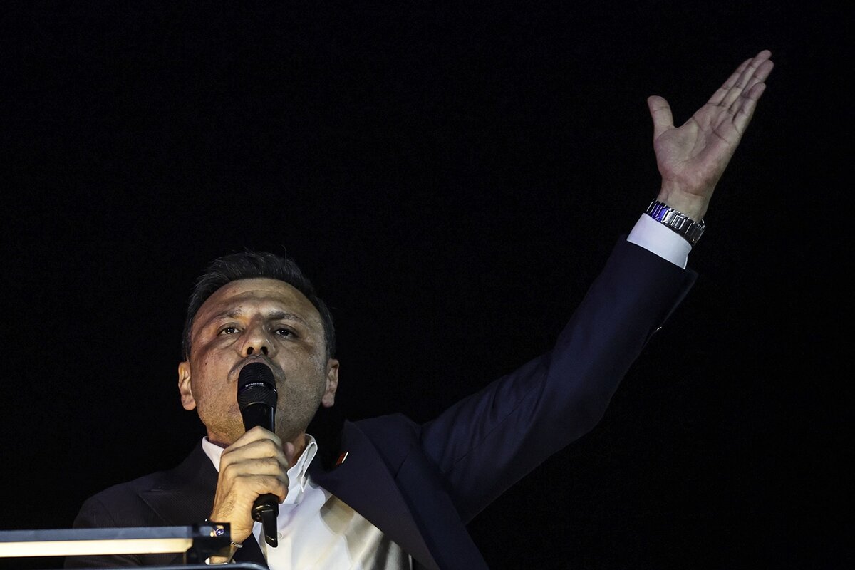   Глава стамбульского отделения Народно-республиканской партии Озгюр Челик принимает участие в митинге, против отстранения от должности и тюремного заключения мэра Стамбула Экрема Имамоглу. Турция, Стамбул, 3 сентября 2025 года 
Erdem Sahin / EPA / TASS