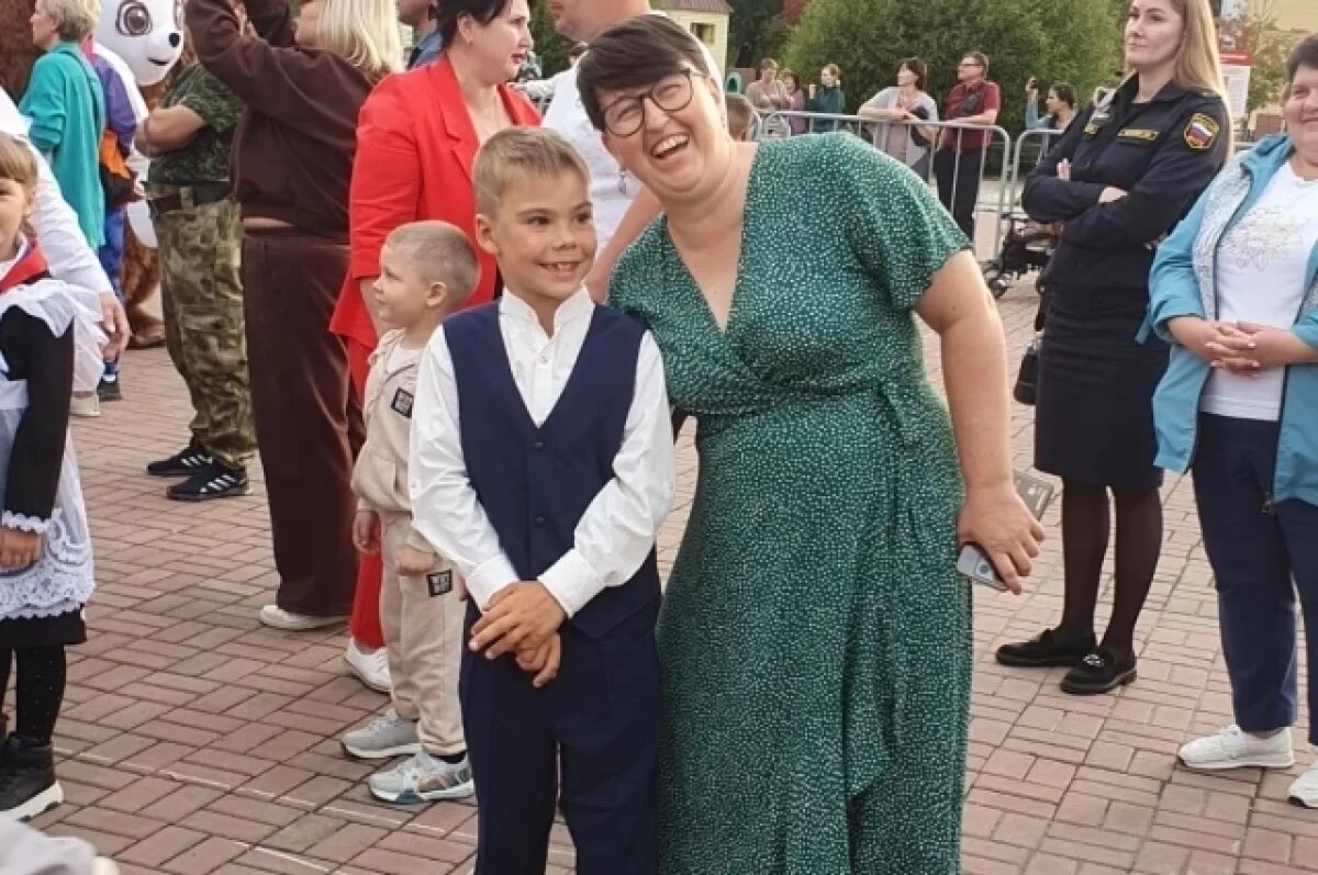    Ваня с мамой на школьной линейке 1 сентября 2025 года.