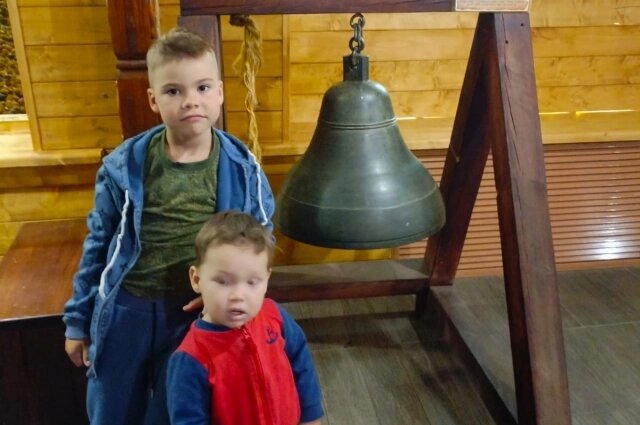    Ваня — единственный семилетка в селе. У него растёт младший брат Лёша. Фото: Из личного архивa