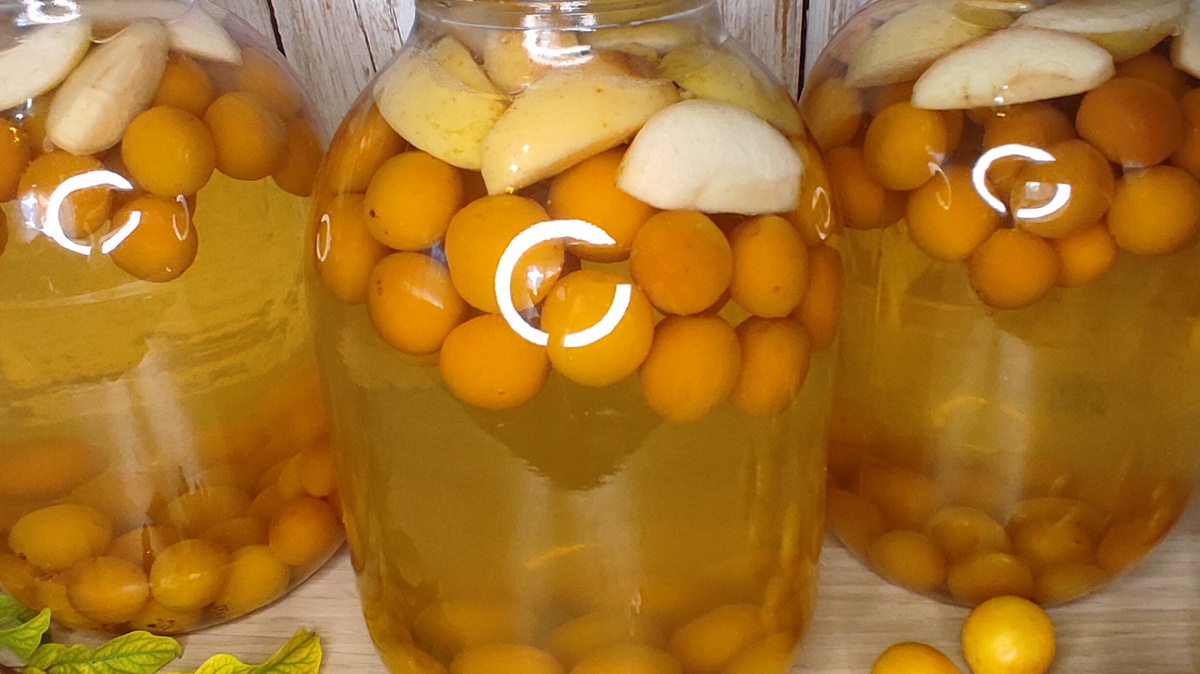 Компот и з алычи с яблоками на зиму. Фото автора. 