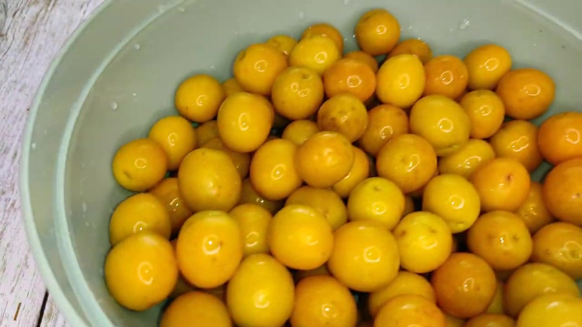 Компот из алычи с яблоками на зиму. Фото автора.