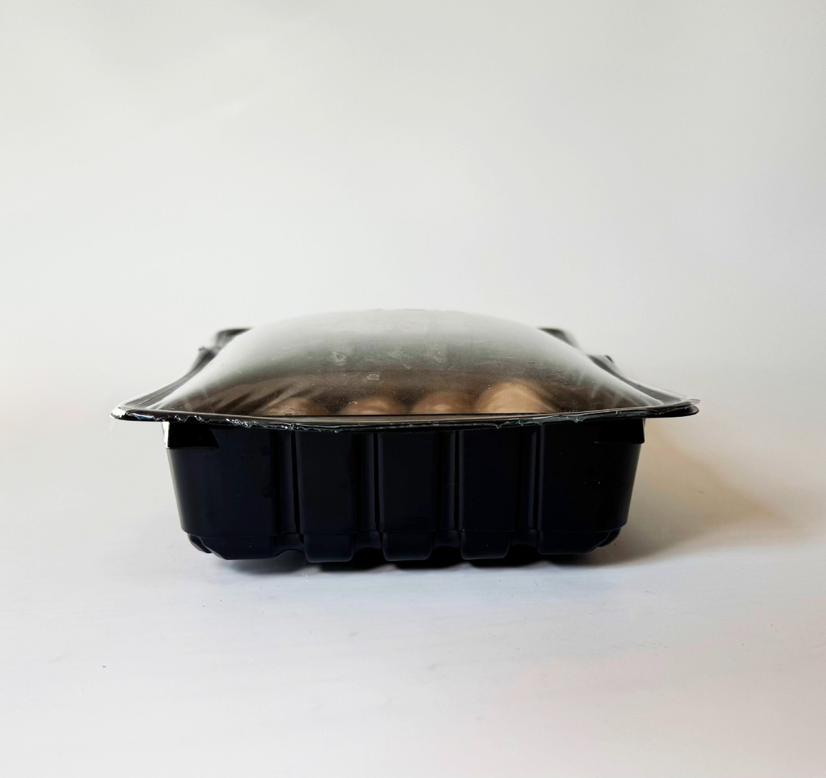 Вздутие лотка с мясными изделиями