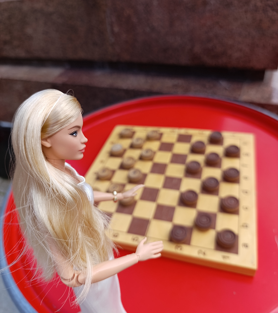 В столице продолжается фестиваль городских видов спорта. Посетители могут бесплатно поиграть в шашки,шахматы,настольный теннис и другие.