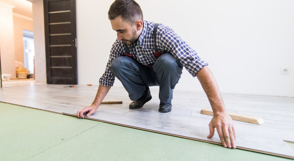 Не уложили плёнку под ламинат — заплатили 130 тысяч: где ошиблись и как не повторить