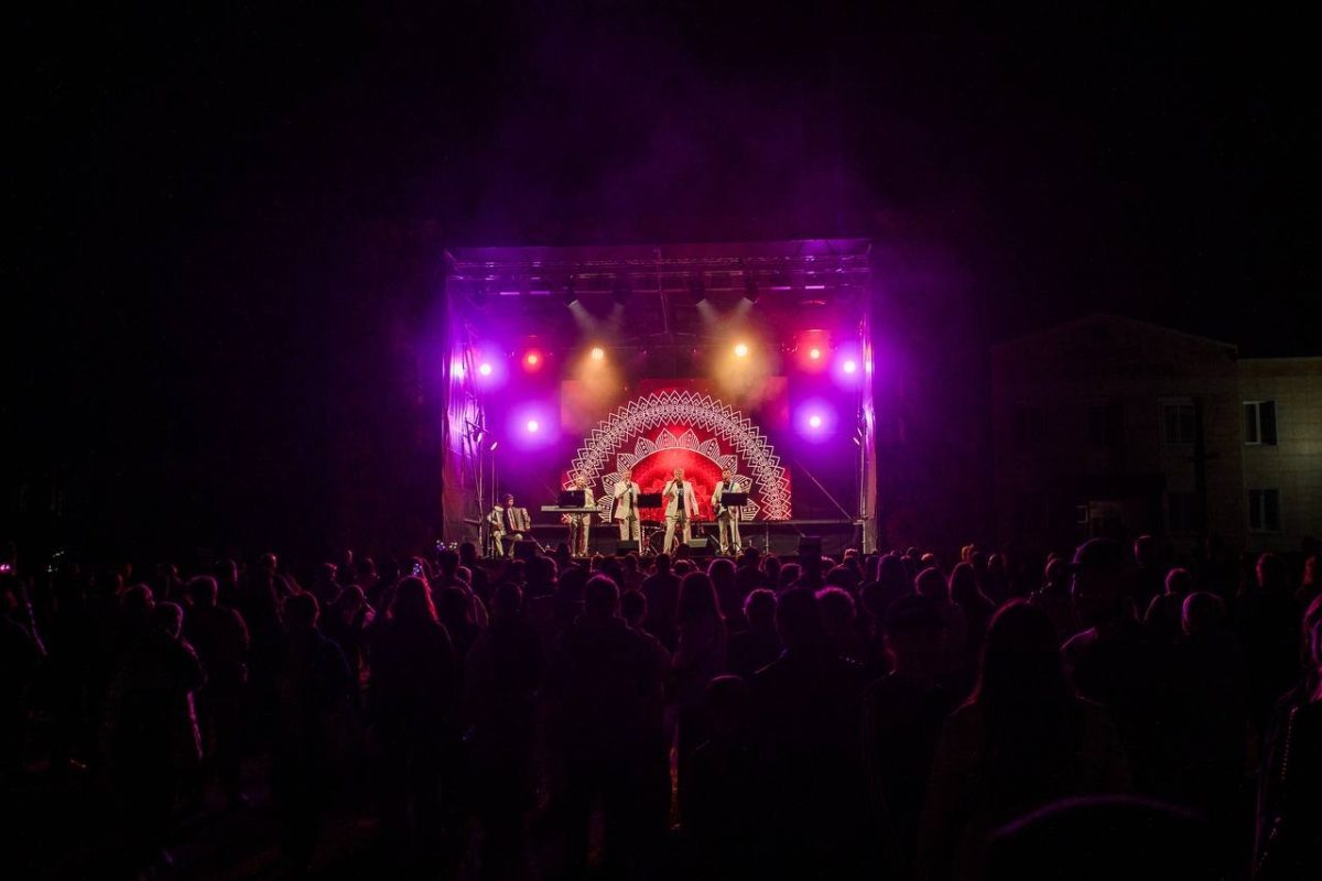    Мобильный сценический комплекс с традиционными хохломскими узорами появился в Семёнове благодаря нацпроекту «Туризм и гостеприимство»