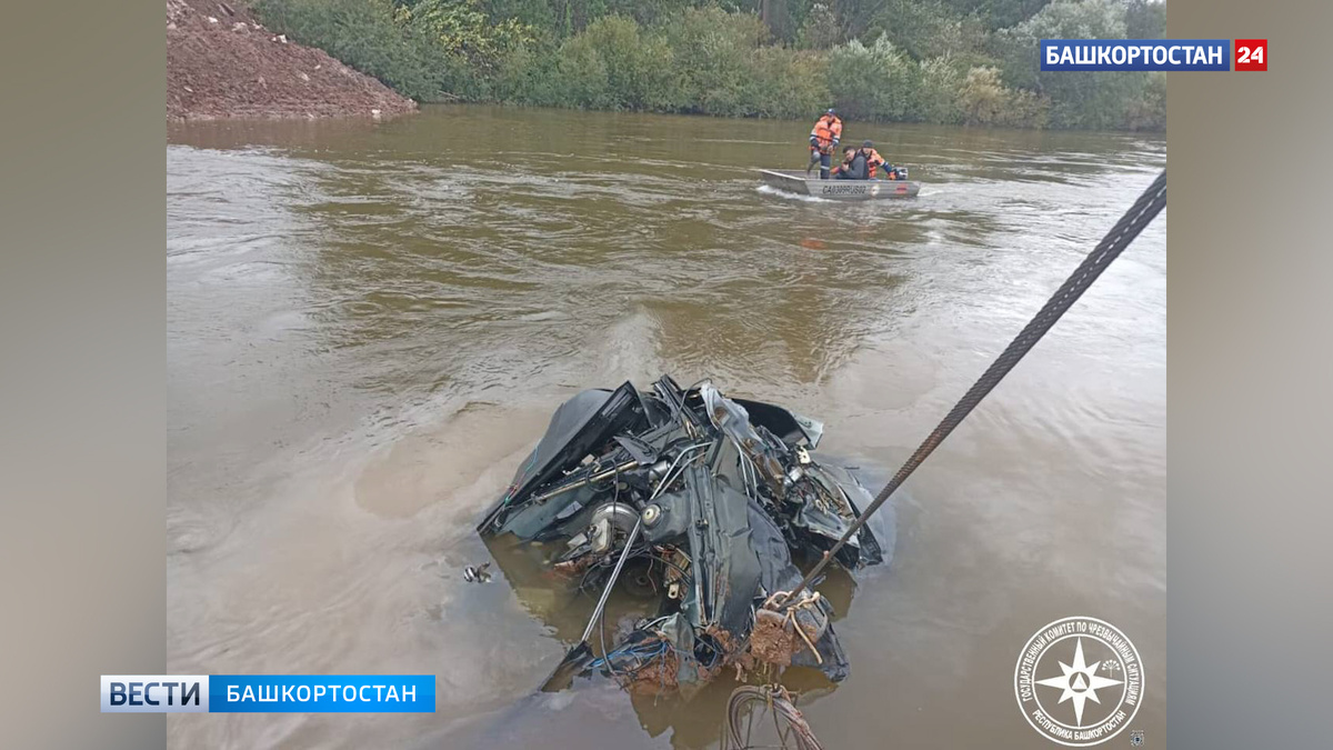    В Башкирии из реки подняли затонувший автомобиль с погибшим водителем, поиски которого велись три дня