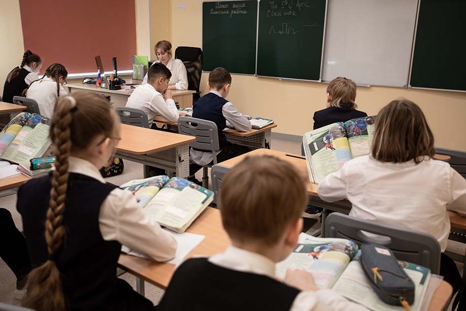Рост числа учеников усугубит проблему дефицита педагогов в ближайшие годы. | Фото: Наталья Чернохатова/Octagon.Media