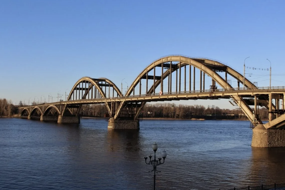 © N. Brusnikova / shutterstock.com (Существующий мост через Волгу — иллюстрирует масштабы этого водного барьера и инженерных усилий, которые потребуются для создания тоннельной альтернативы)