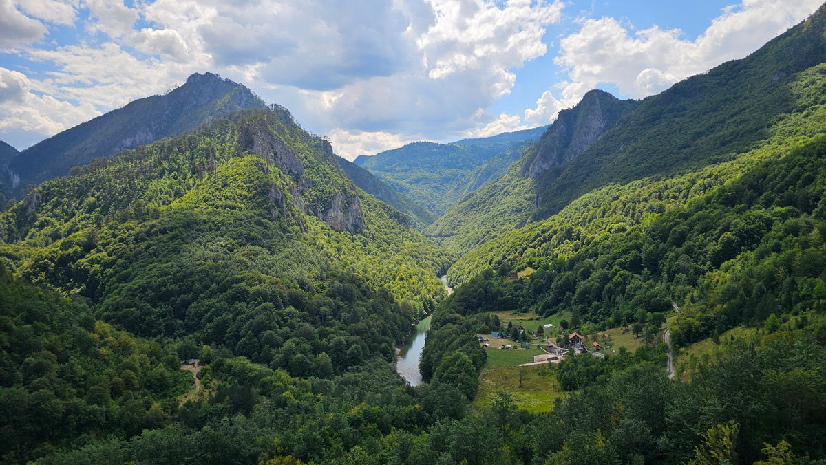 Горный хребет Синьяевина (слева) и гоный хребет Дурмитор (справа)