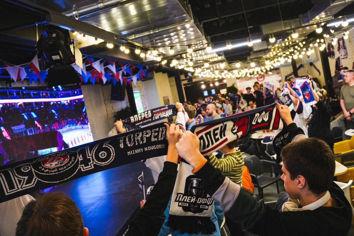 Болельщики "Торпедо" в фан-зоне клуба