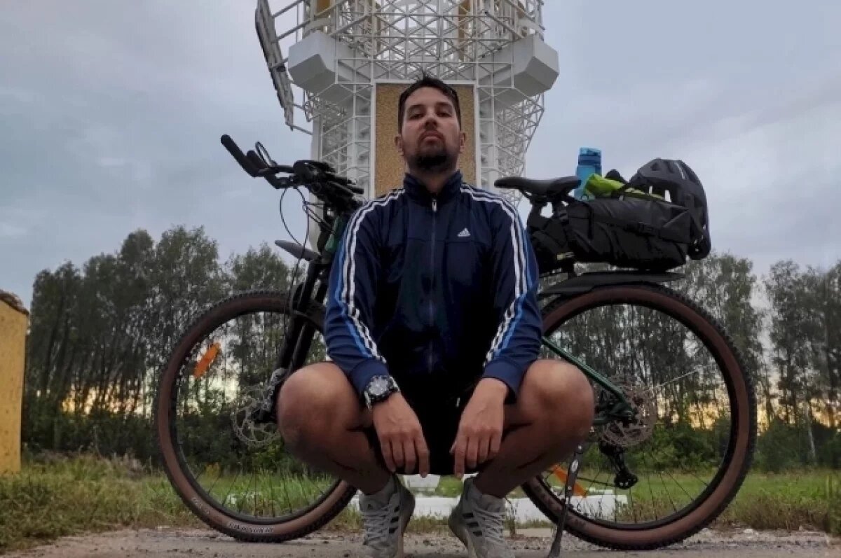    Велосипедист неделю ехать до Москвы.