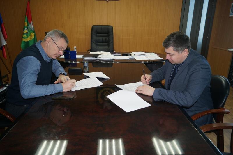    Администрация Верхнего Уфалея. Подписание договора