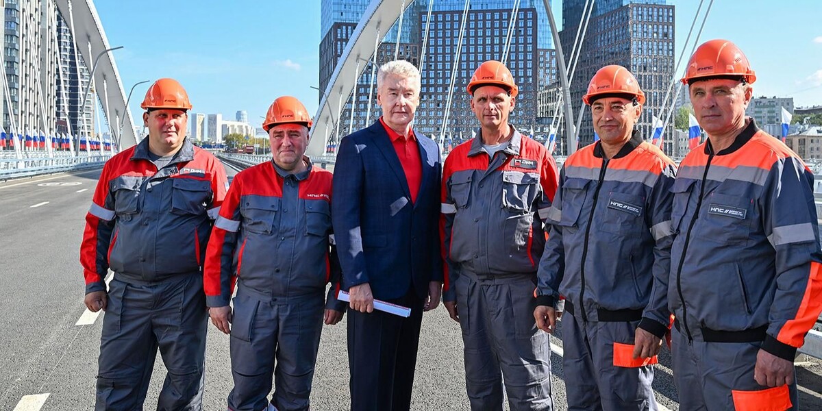 📷 1.1: Кадр «люди и результат» — бригада строителей на полотне моста; рядом глава города | Владимир Новиков. Пресс-служба Мэра и Правительства Москвы. mos.ru