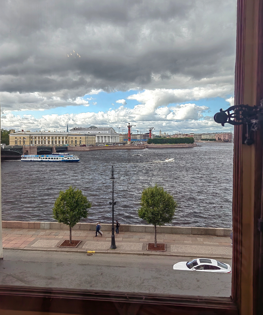 Я не идеальная женщина, но смотреть на красивое люблю. И красивыми женщинами тоже могу любоваться. Но пусть на их месте сегодня будет наш прекрасный Петербург 