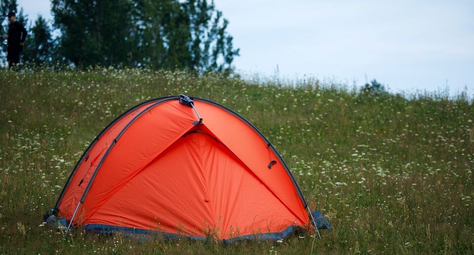    Палатка на берегу водоема в Подмосковье / Медиасток.рф