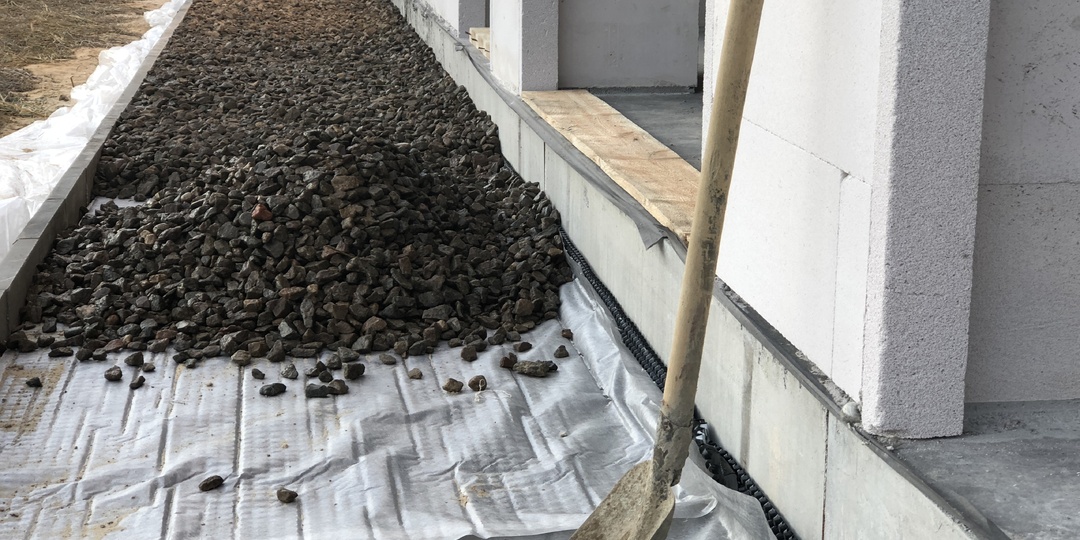 Хватит мучиться с цементом! Мягкая отмостка решает проблему навсегда