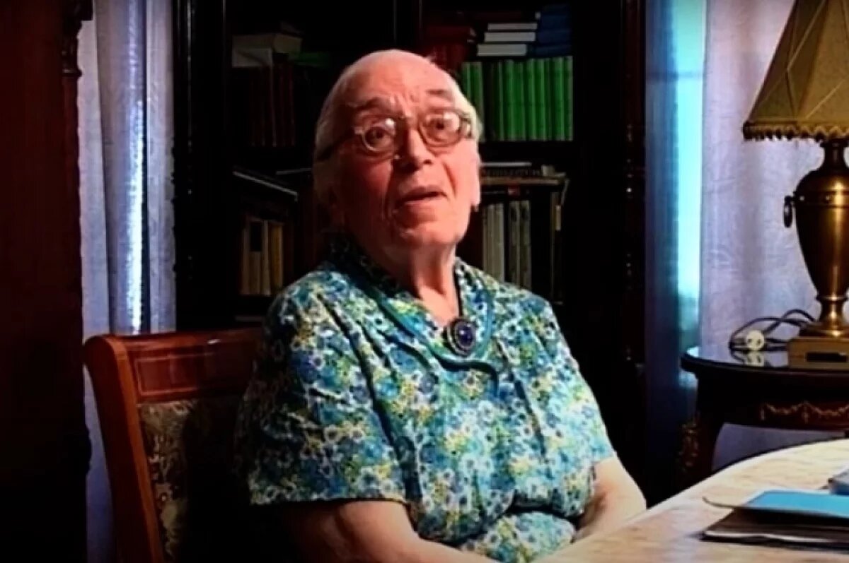    Аза Алибековна была очень разносторонне развитым человеком - знала несколько языков, обладала невероятной памятью.