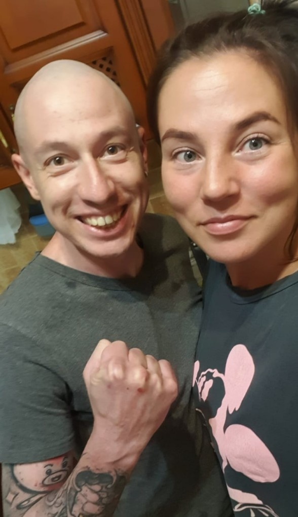 Артем Баранов с женой Мариной во время лечения