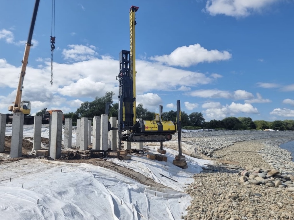Сваебойная установка в работе. Подстраиваемся под рельеф с помощью подставок под аутригеры