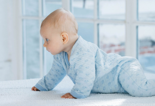 Ребенок держит голову. Источник: Яндекс картинки