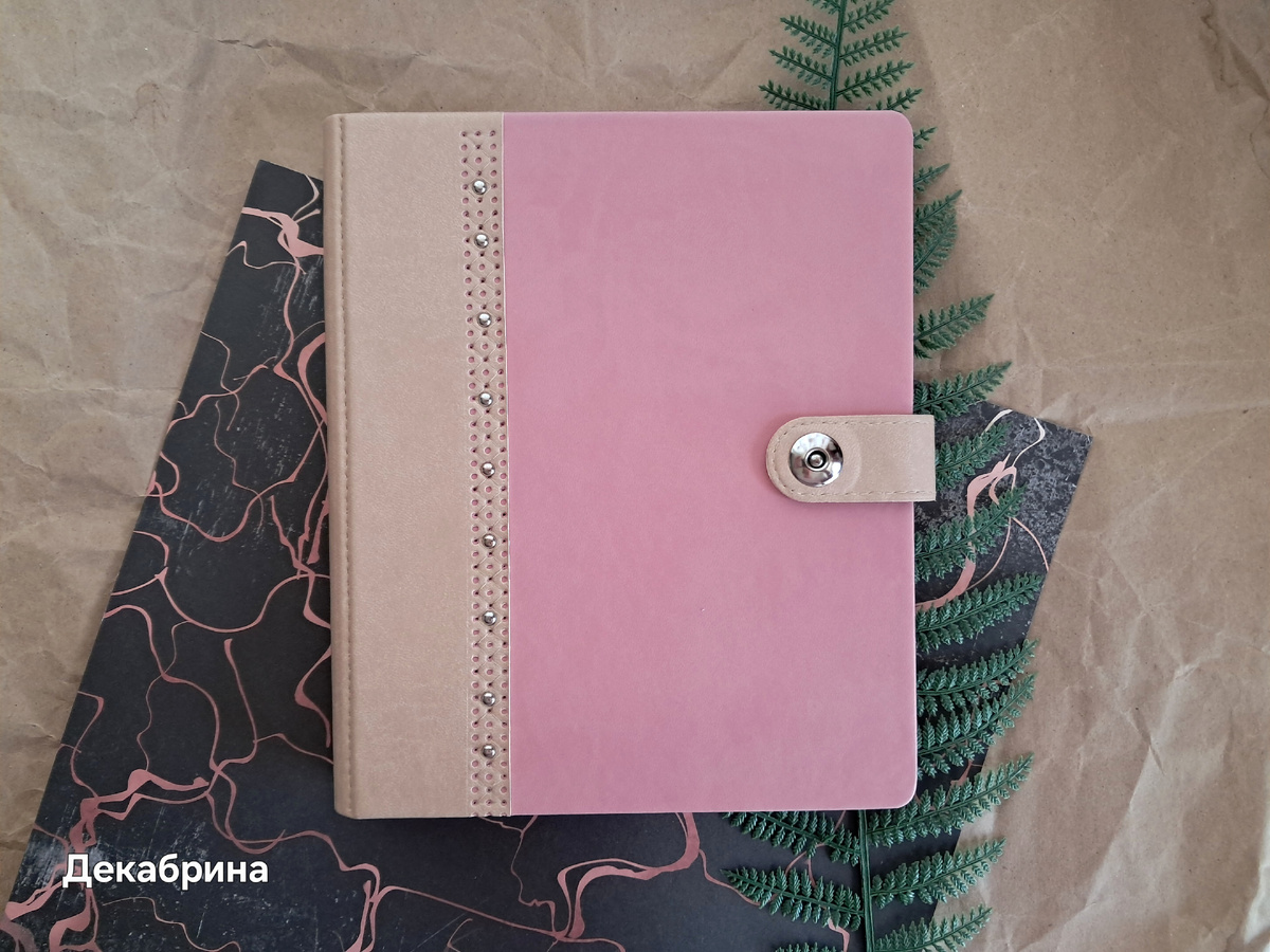 Пришлось фотографировать при закрытой шторе, иначе кожзам выбеляется. 