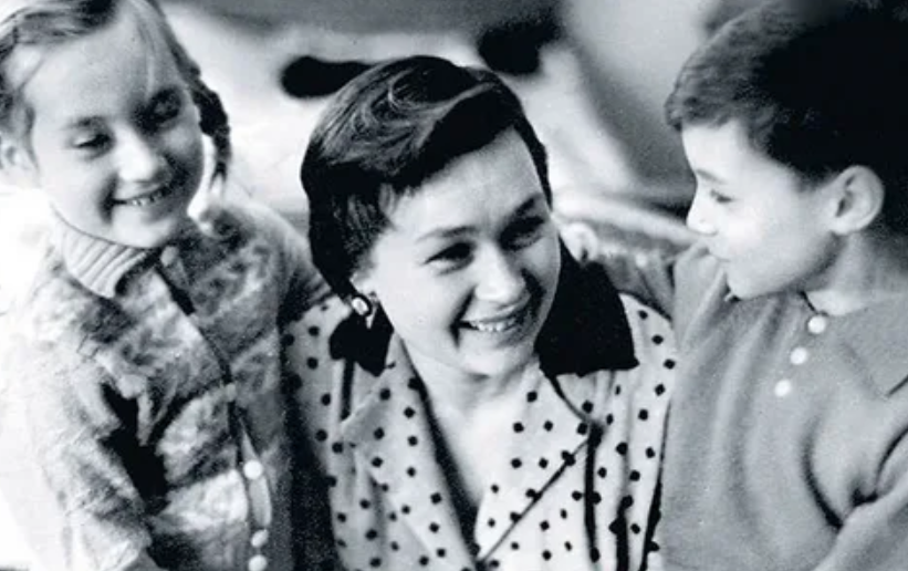 Нина Архипова с детьми — ради неё Менглет ушёл из семьи. Фото: Pinterest