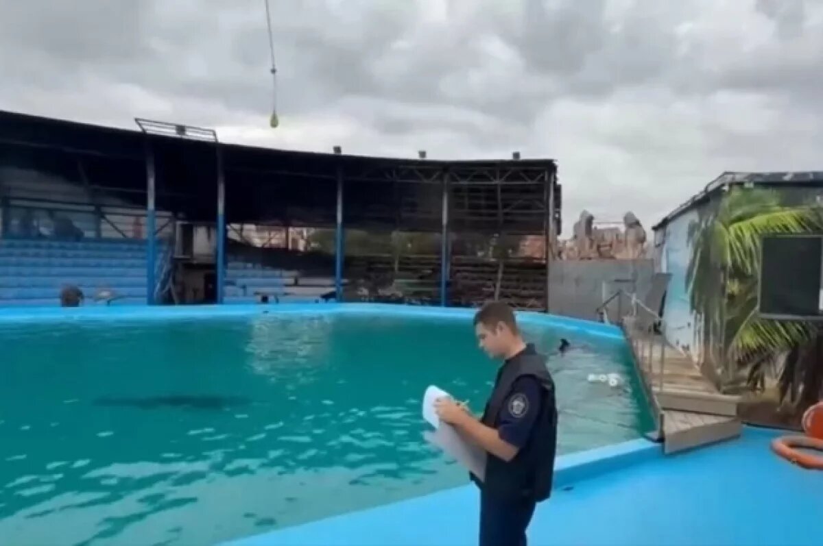    Следователи работают на месте пожара.