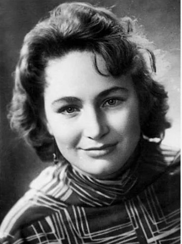Людмила Хитяева не знала нужды в детстве.