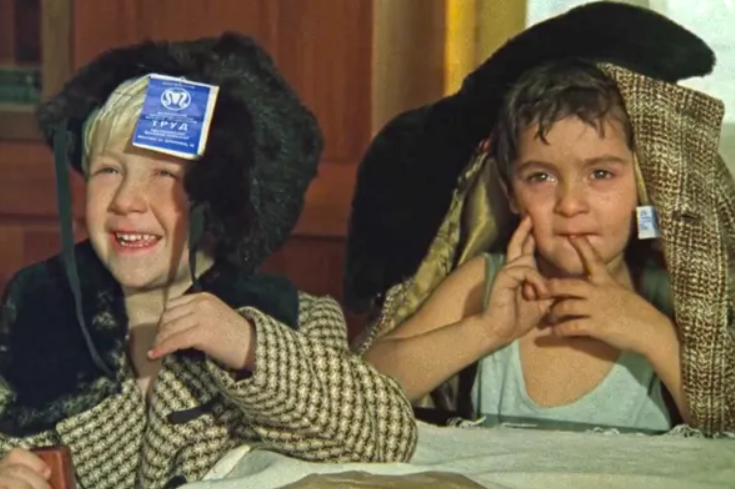 Петя Крылов (слева) в роли Павлика. Фото: кадры фильма "Мужики!"